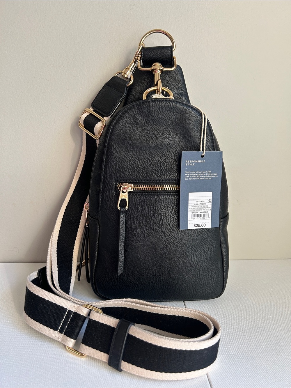 NWT Universal Thread Black Faux-Leather Mini Sling Crossbody Bag in Black